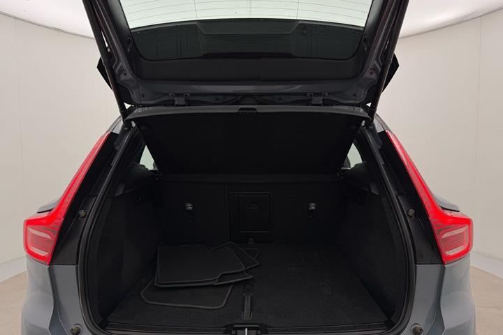 Grå Volvo XC40 fra 2022