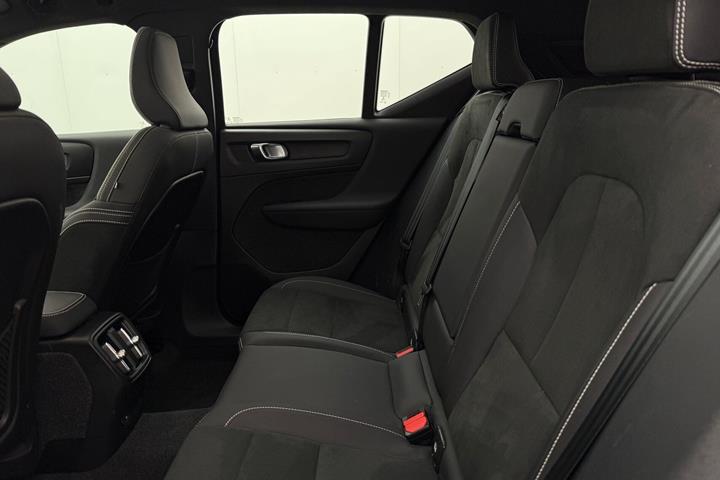 Grå Volvo XC40 fra 2022