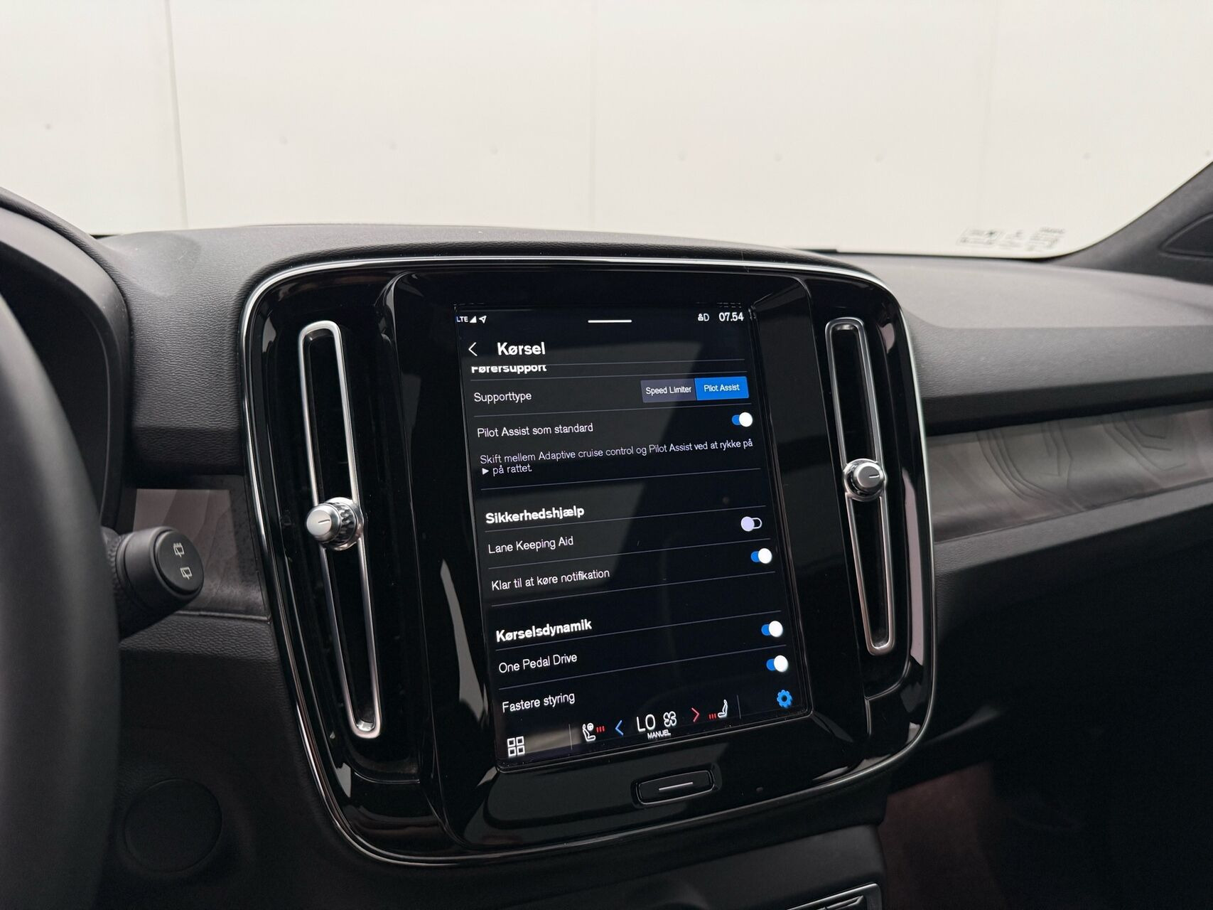 Grå Volvo XC40 fra 2022