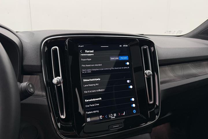 Grå Volvo XC40 fra 2022