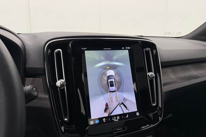 Grå Volvo XC40 fra 2022