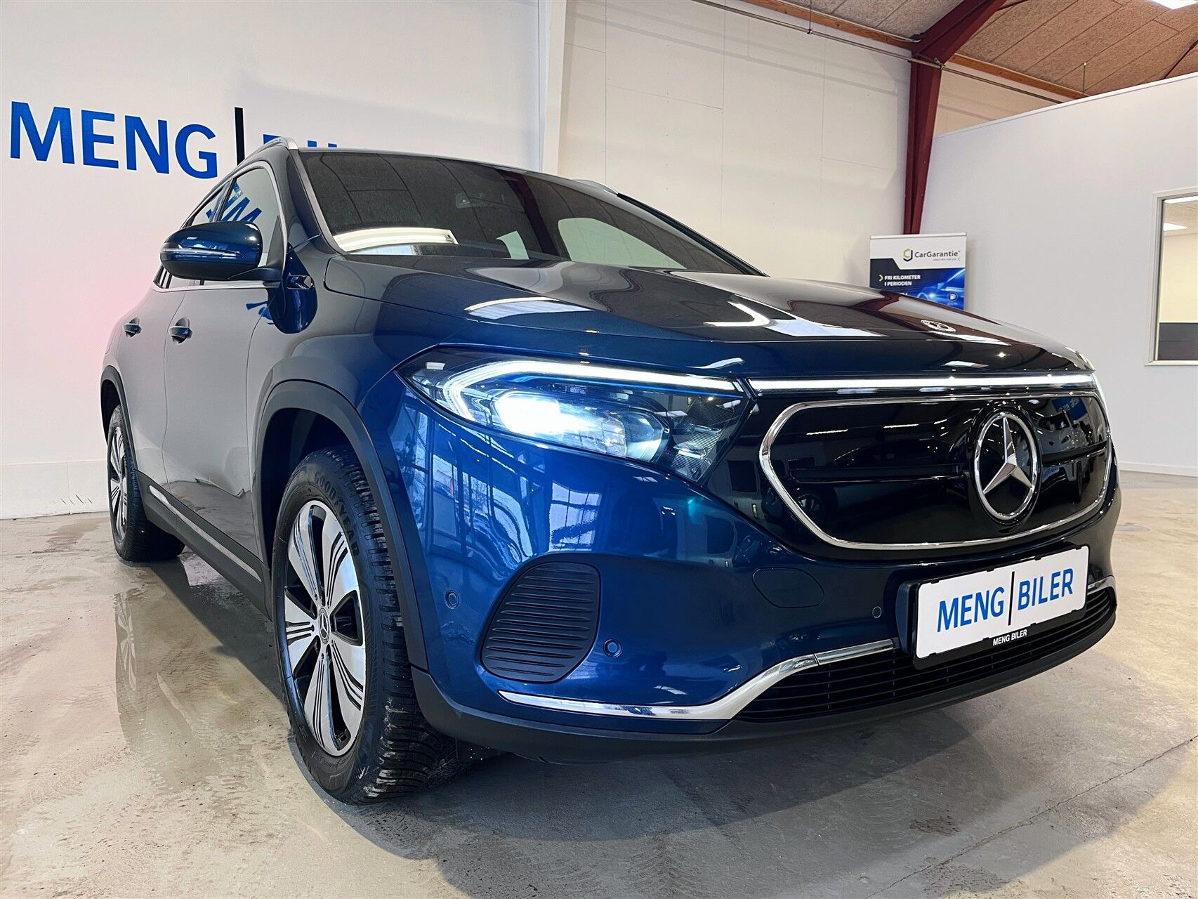Blå Mercedes EQA 250 fra 2021 set udefra