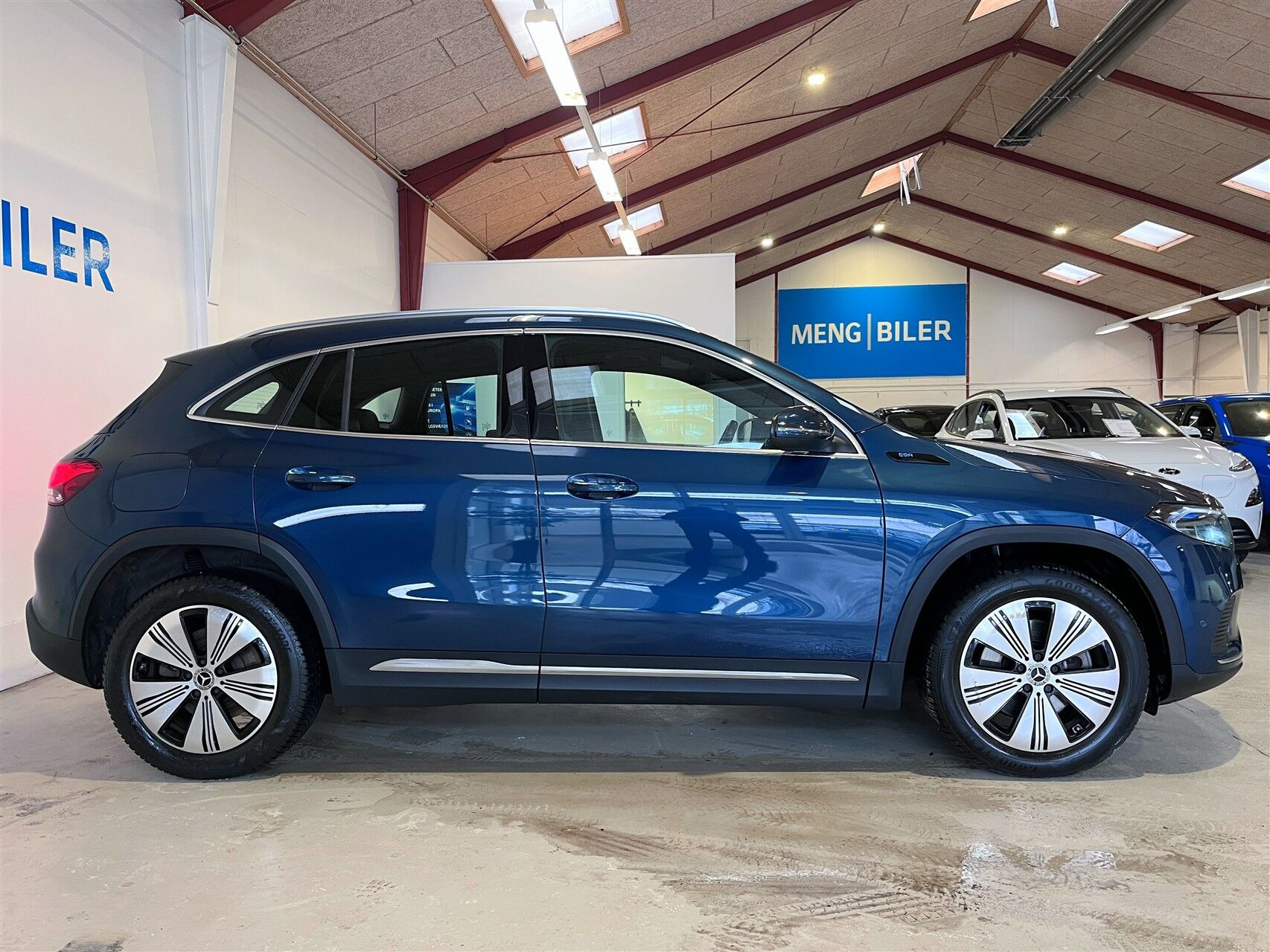 Blå Mercedes EQA 250 fra 2021