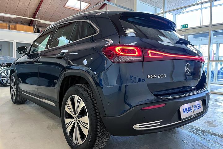 Blå Mercedes EQA 250 fra 2021