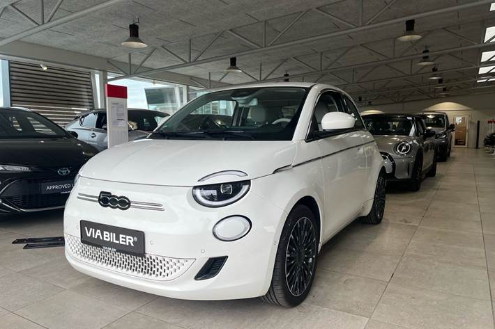 Grå Fiat 500e fra 2023