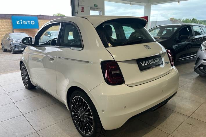 Grå Fiat 500e fra 2023