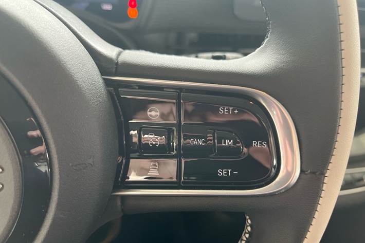 Grå Fiat 500e fra 2023