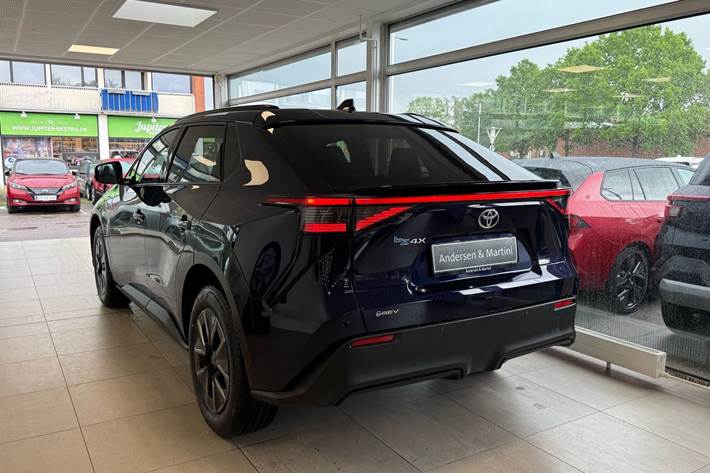 Blå Toyota BZ4X fra 2026