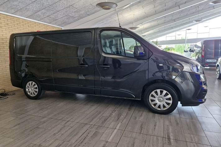 Sort Nissan NV 300 fra 2020
