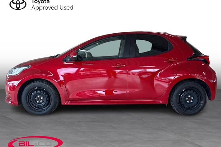 Rød Toyota Yaris fra 2025
