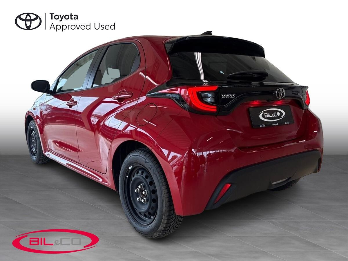 Rød Toyota Yaris fra 2025