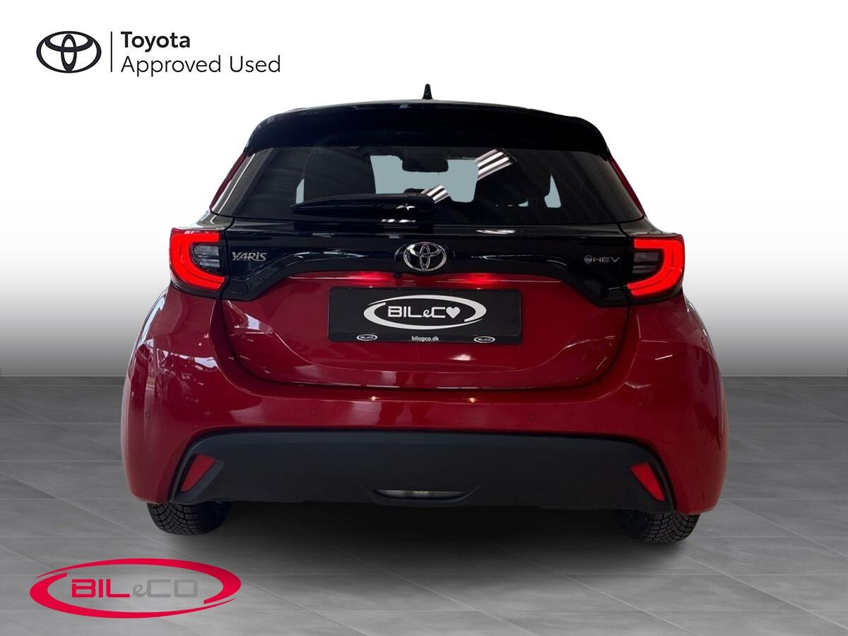 Rød Toyota Yaris fra 2025