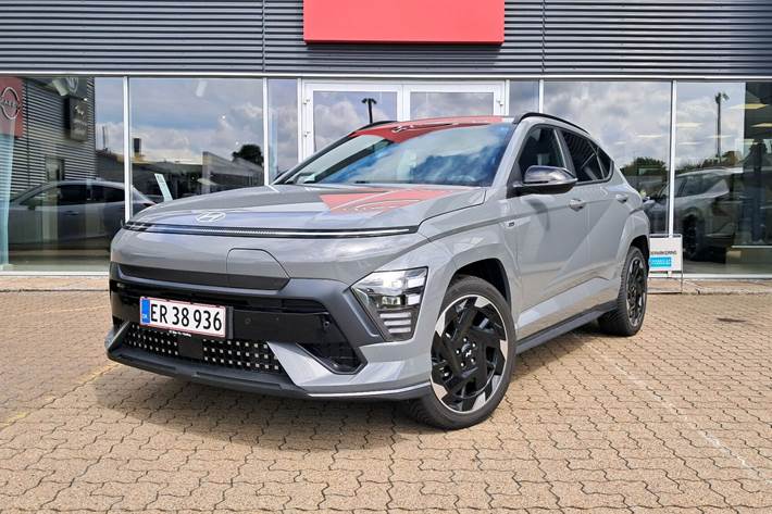 Grå Hyundai Kona fra 2025 set udefra