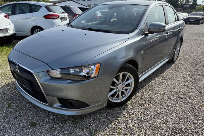 Grå Mitsubishi Lancer fra 2015
