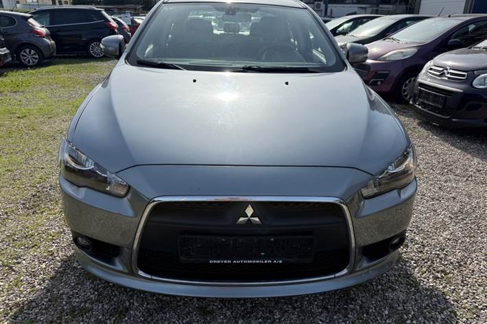 Grå Mitsubishi Lancer fra 2015