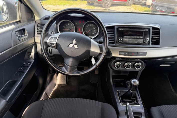Grå Mitsubishi Lancer fra 2015