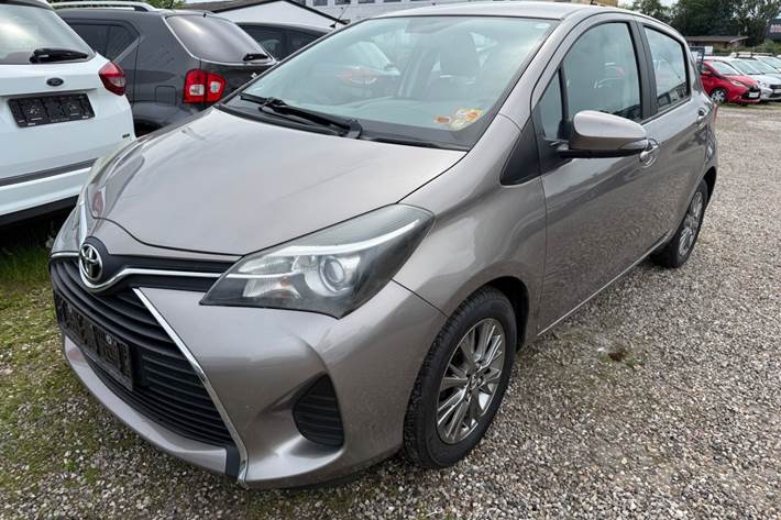 Beige Toyota Yaris fra 2014