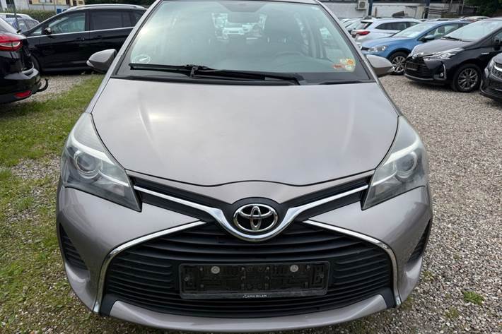 Beige Toyota Yaris fra 2014
