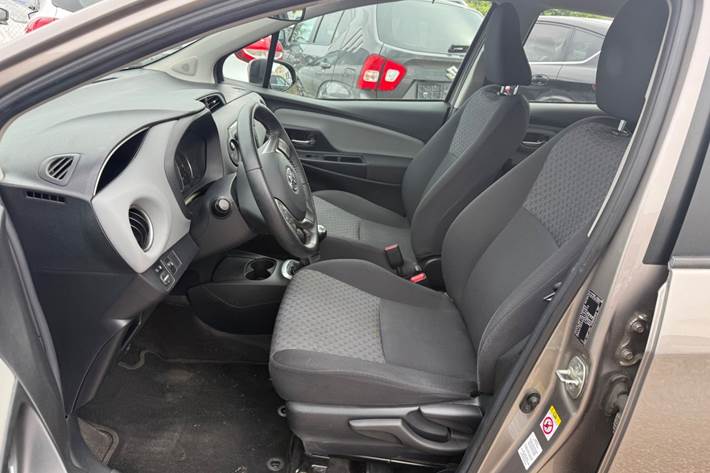 Beige Toyota Yaris fra 2014