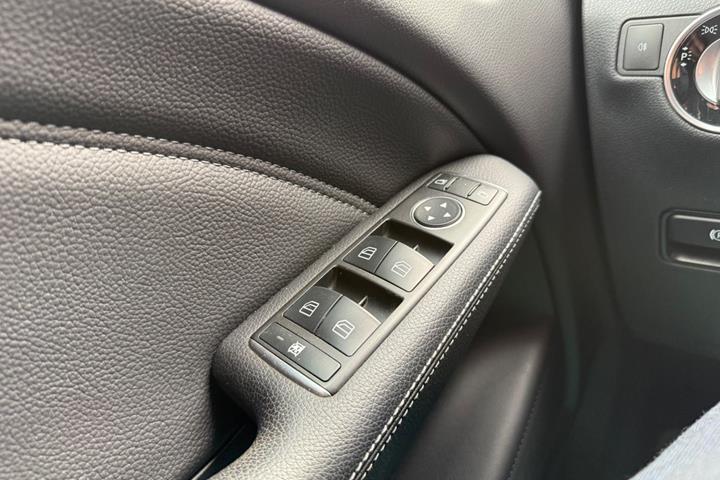 Sort Mercedes B180 d fra 2016