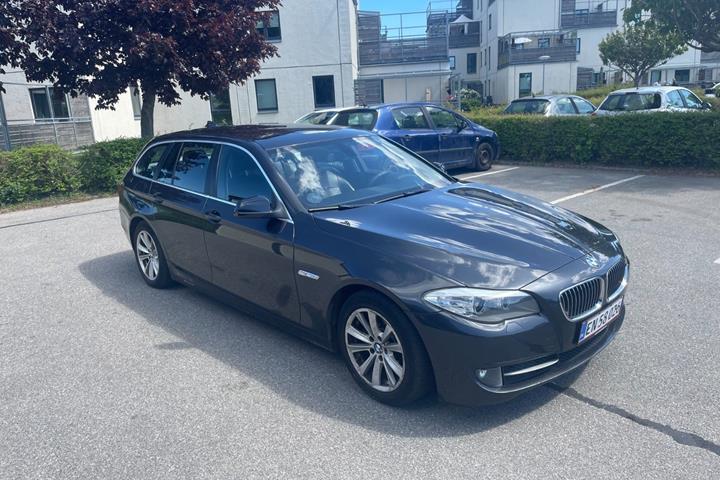 Grå BMW 520d fra 2012 set udefra
