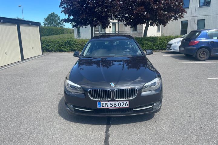 Grå BMW 520d fra 2012