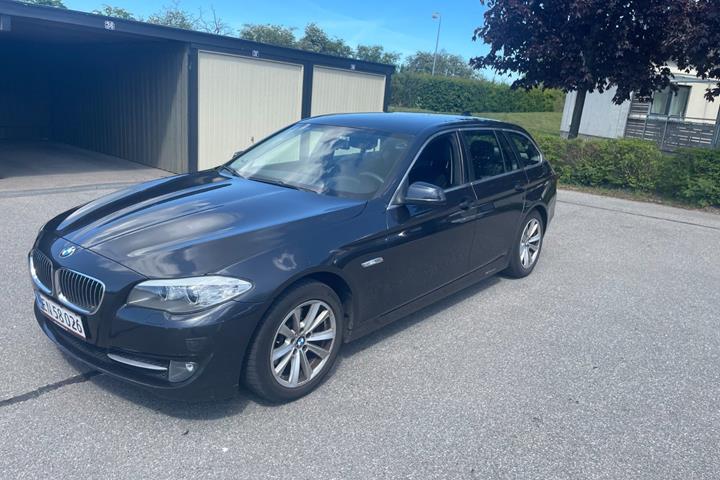 Grå BMW 520d fra 2012