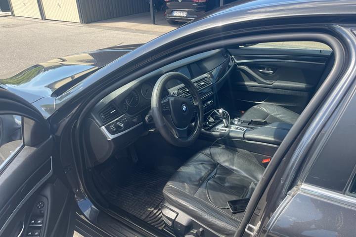 Grå BMW 520d fra 2012