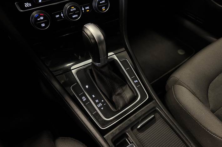 Grå VW Golf VII fra 2019