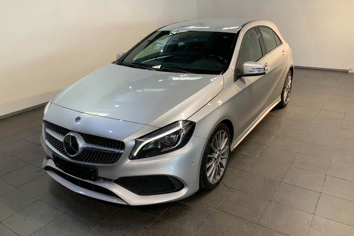 Sølv Mercedes A200 fra 2017 set udefra