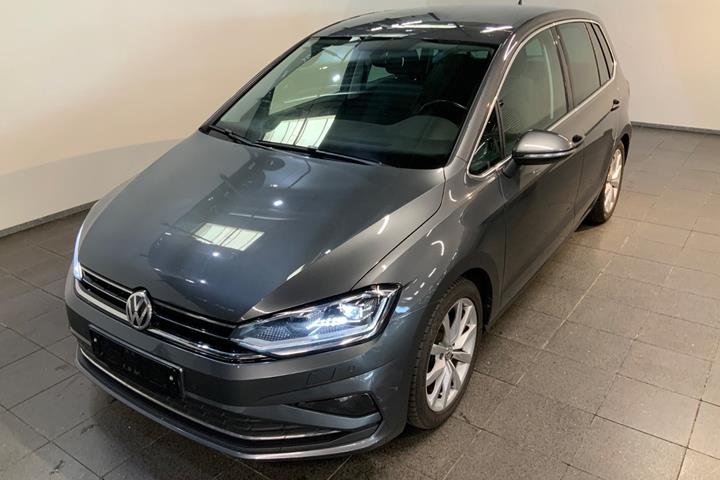 Grå VW Golf Sportsvan fra 2020 set udefra