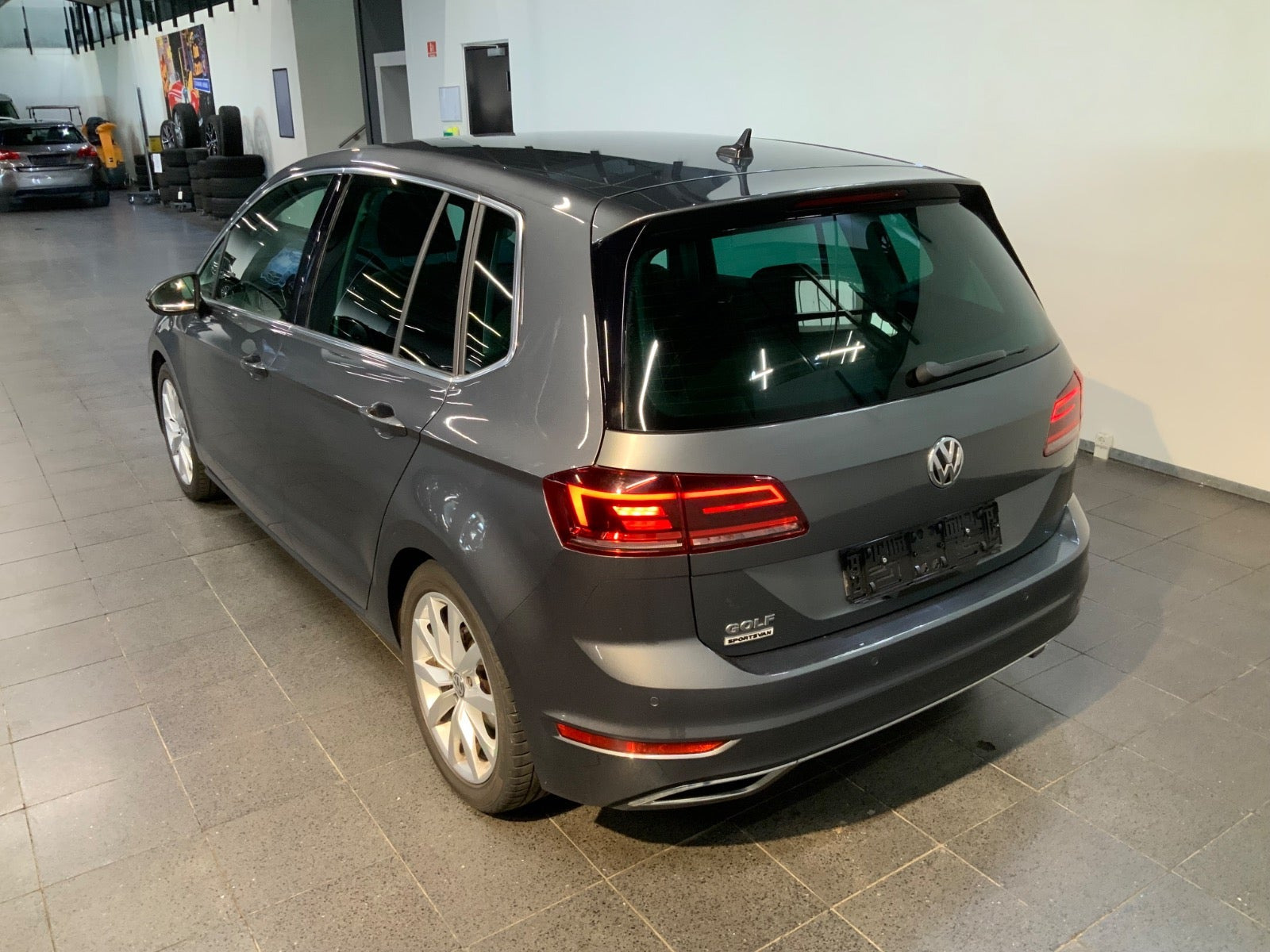 Grå VW Golf Sportsvan fra 2020