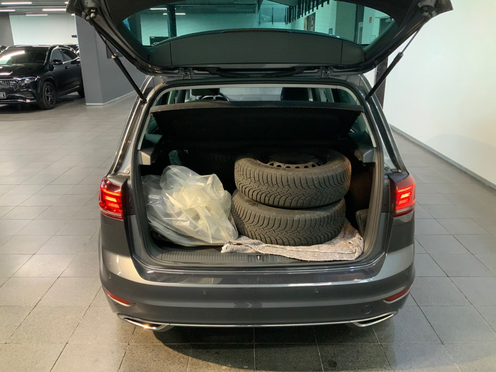 Grå VW Golf Sportsvan fra 2020