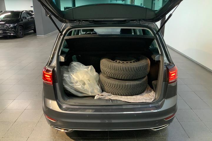 Grå VW Golf Sportsvan fra 2020