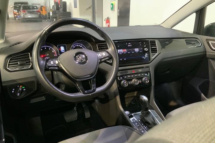 Grå VW Golf Sportsvan fra 2020