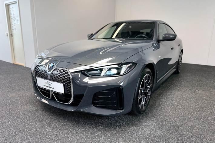 Grå BMW i4 fra 2025