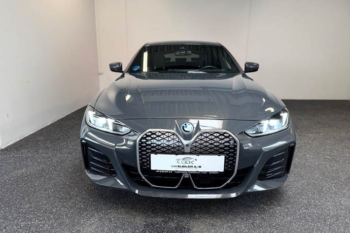 Grå BMW i4 fra 2025