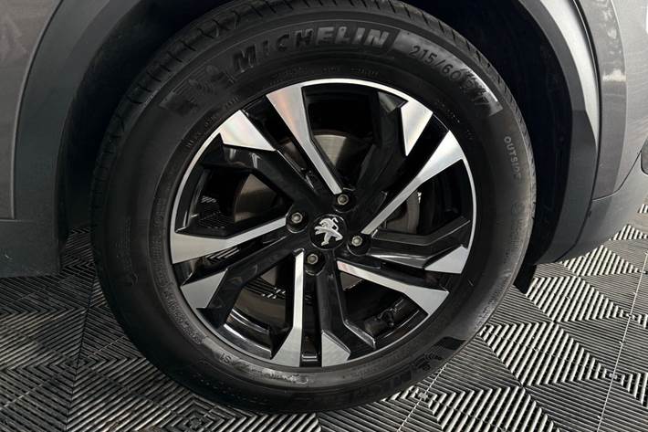 Grå Peugeot 2008 fra 2021