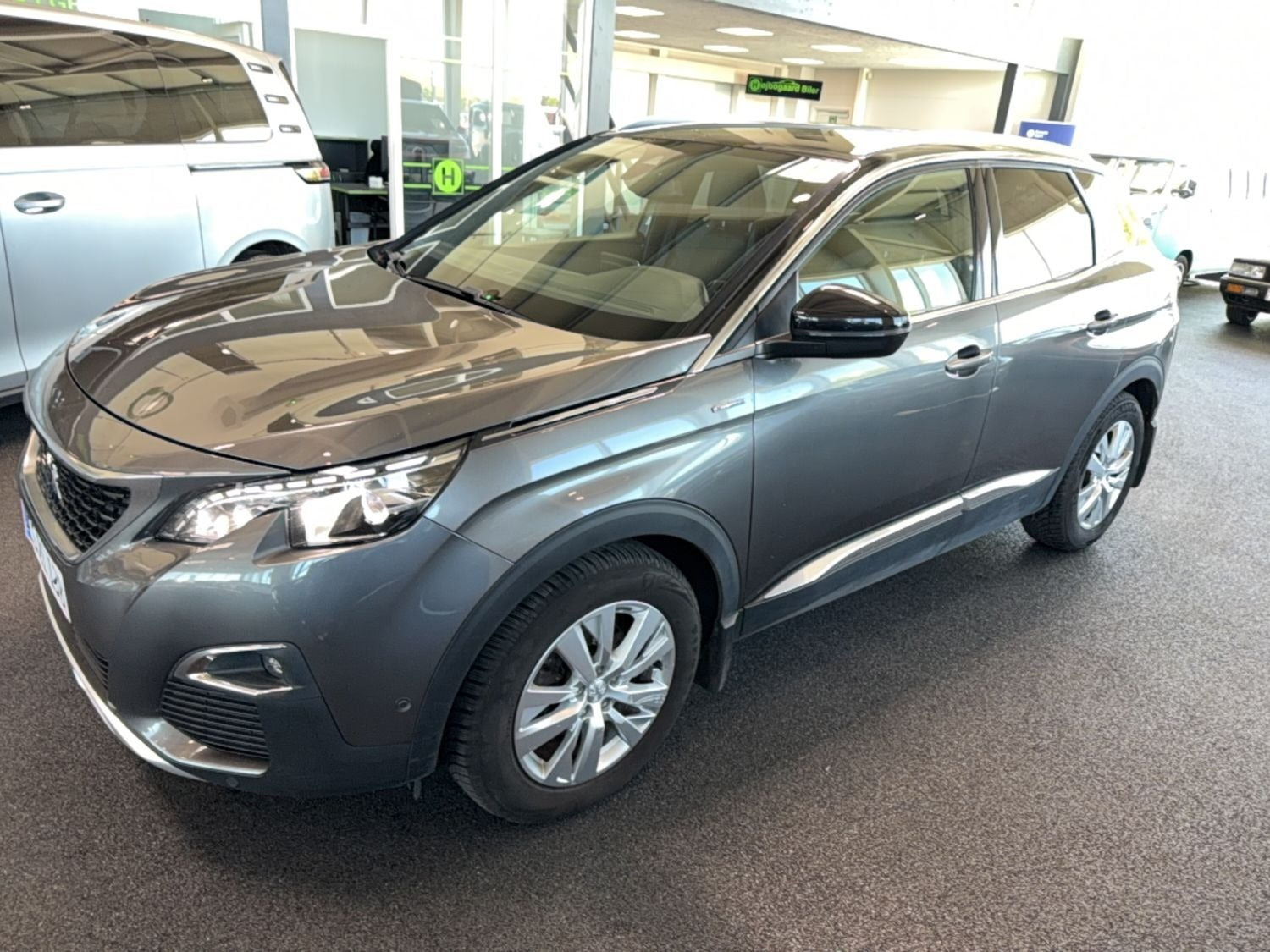 Grå Peugeot 3008 fra 2019