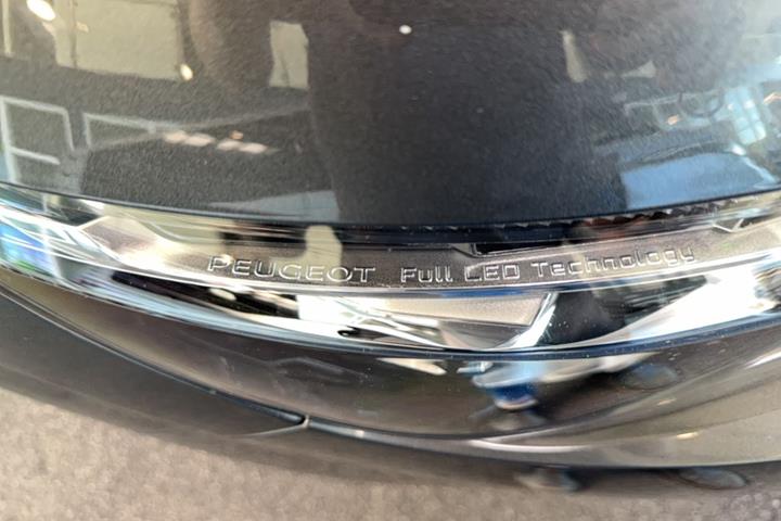 Grå Peugeot 3008 fra 2019