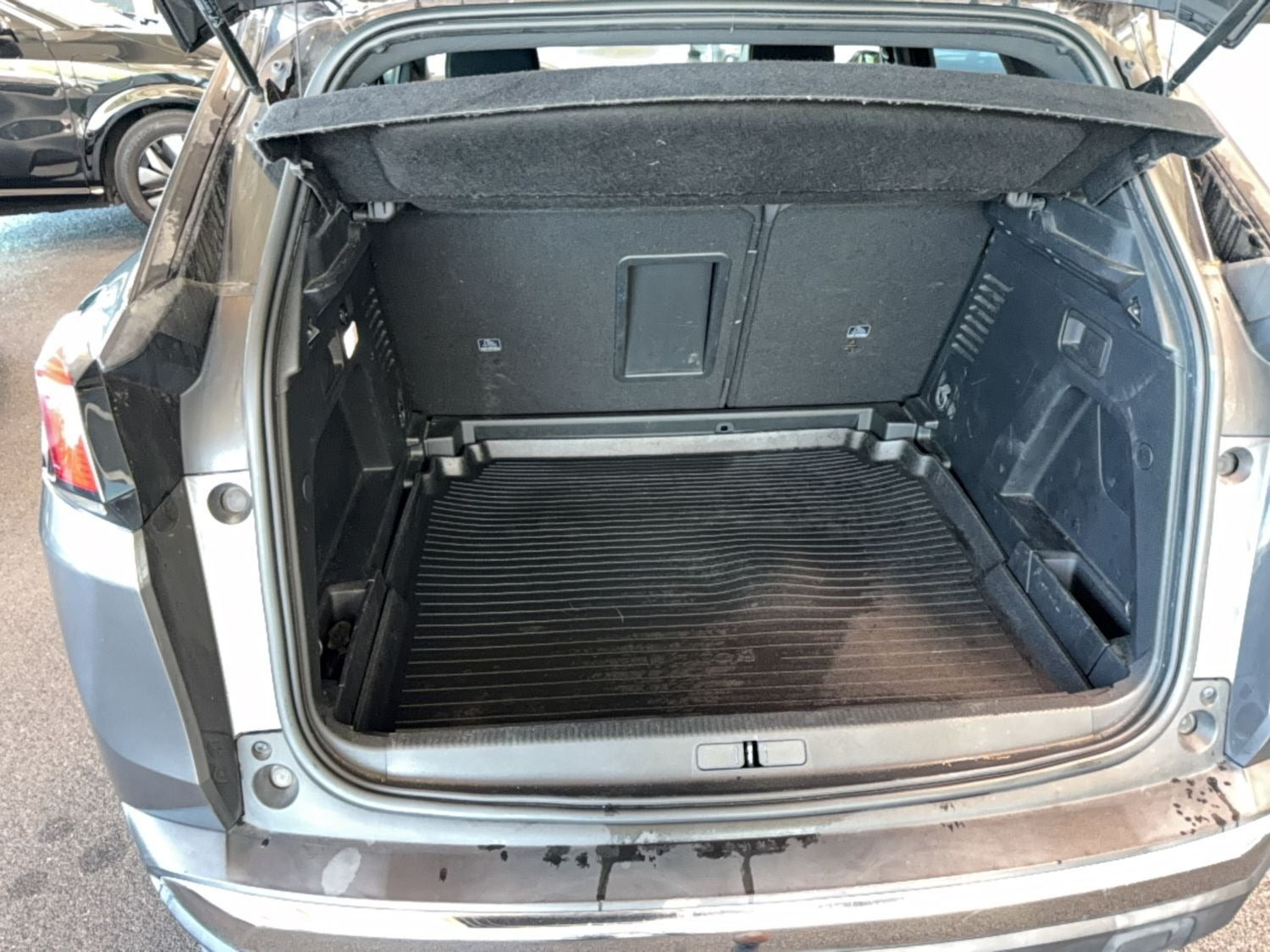 Grå Peugeot 3008 fra 2019