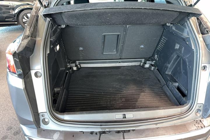 Grå Peugeot 3008 fra 2019