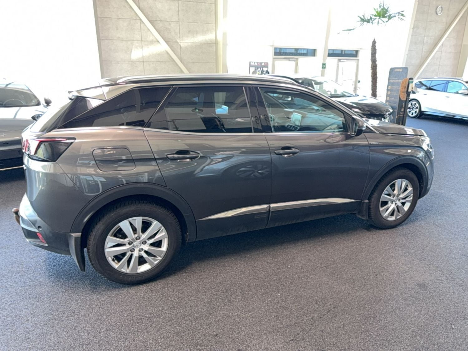 Grå Peugeot 3008 fra 2019