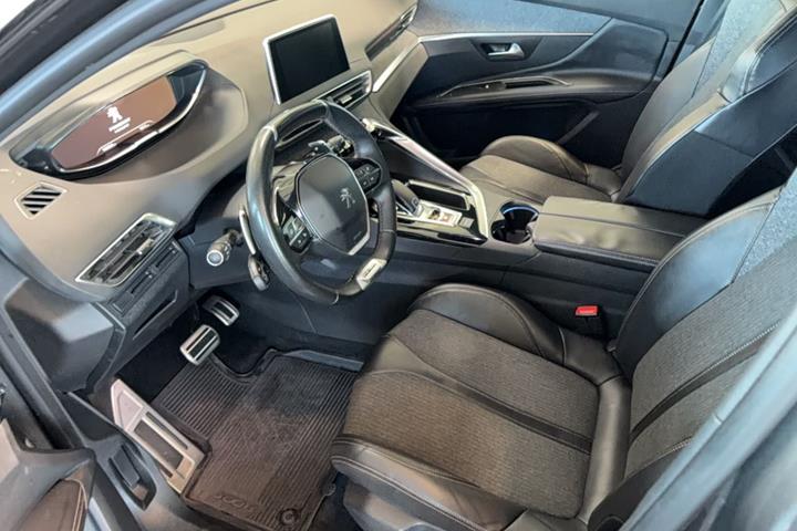 Grå Peugeot 3008 fra 2019