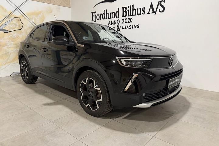 Sort Opel Mokka-e fra 2022 set udefra