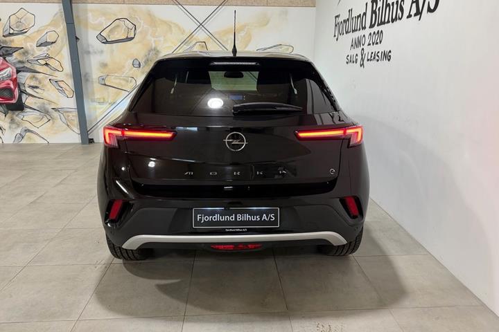 Sort Opel Mokka-e fra 2022