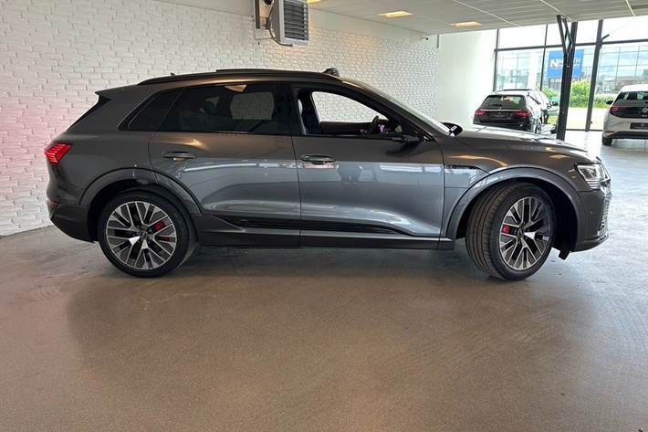 Grå Audi Q8 e-tron fra 2024