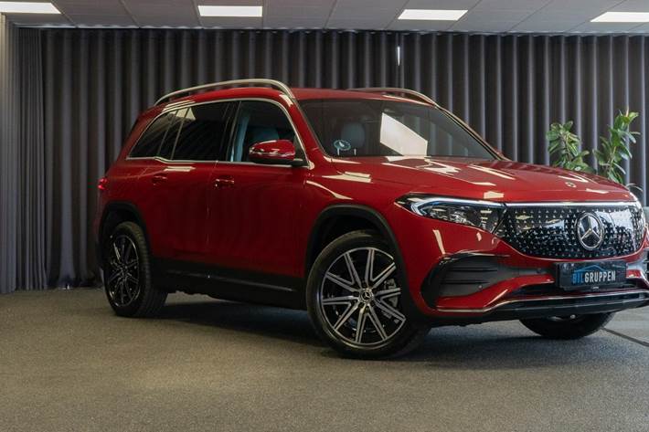 Rød Mercedes EQB250+ fra 2025