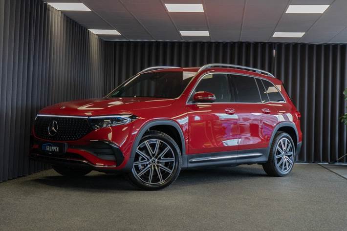 Rød Mercedes EQB250+ fra 2025
