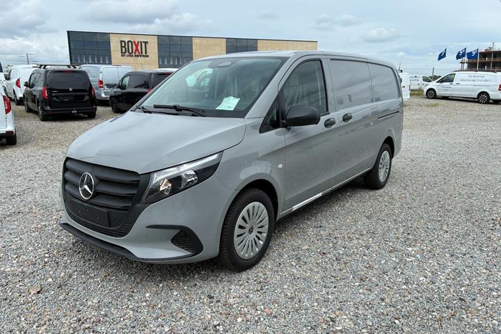 Grå Mercedes Vito 114 fra 2026 set udefra